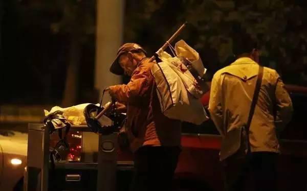含著淚看完的！一位拾荒老人，溫暖了整個人間